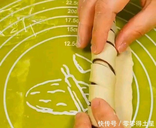 见识|面包还可以做这么多花样,见识了,“毛毛虫面包”来了