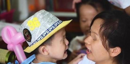 妈妈|送孙女上幼儿园后，爷爷每天坐在窗前，没想到被妈妈发现了小秘密