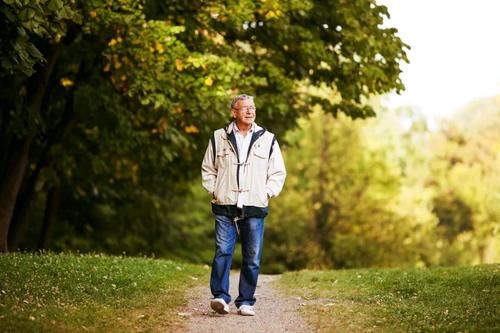 機能|長期走路對身體好？提醒超過60歲的人，這2件事或比走路更重要