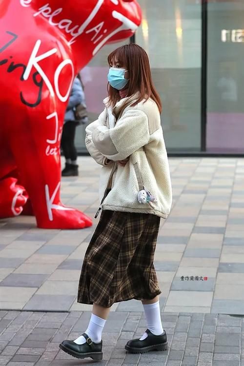 街拍:清新亮眼的白丝袜美女