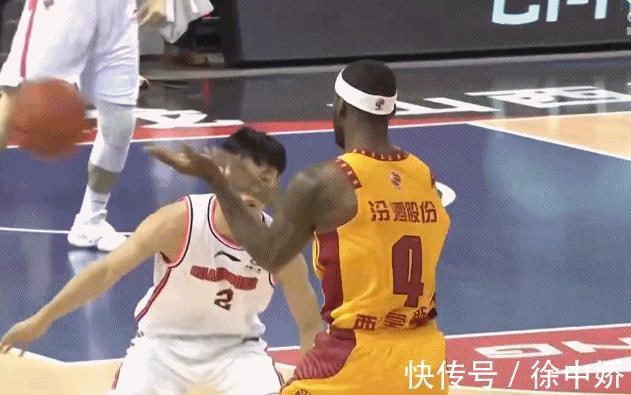 落脚点|两场比赛垫脚三人!导致郭艾伦受伤,胡明轩是老惯犯了?
