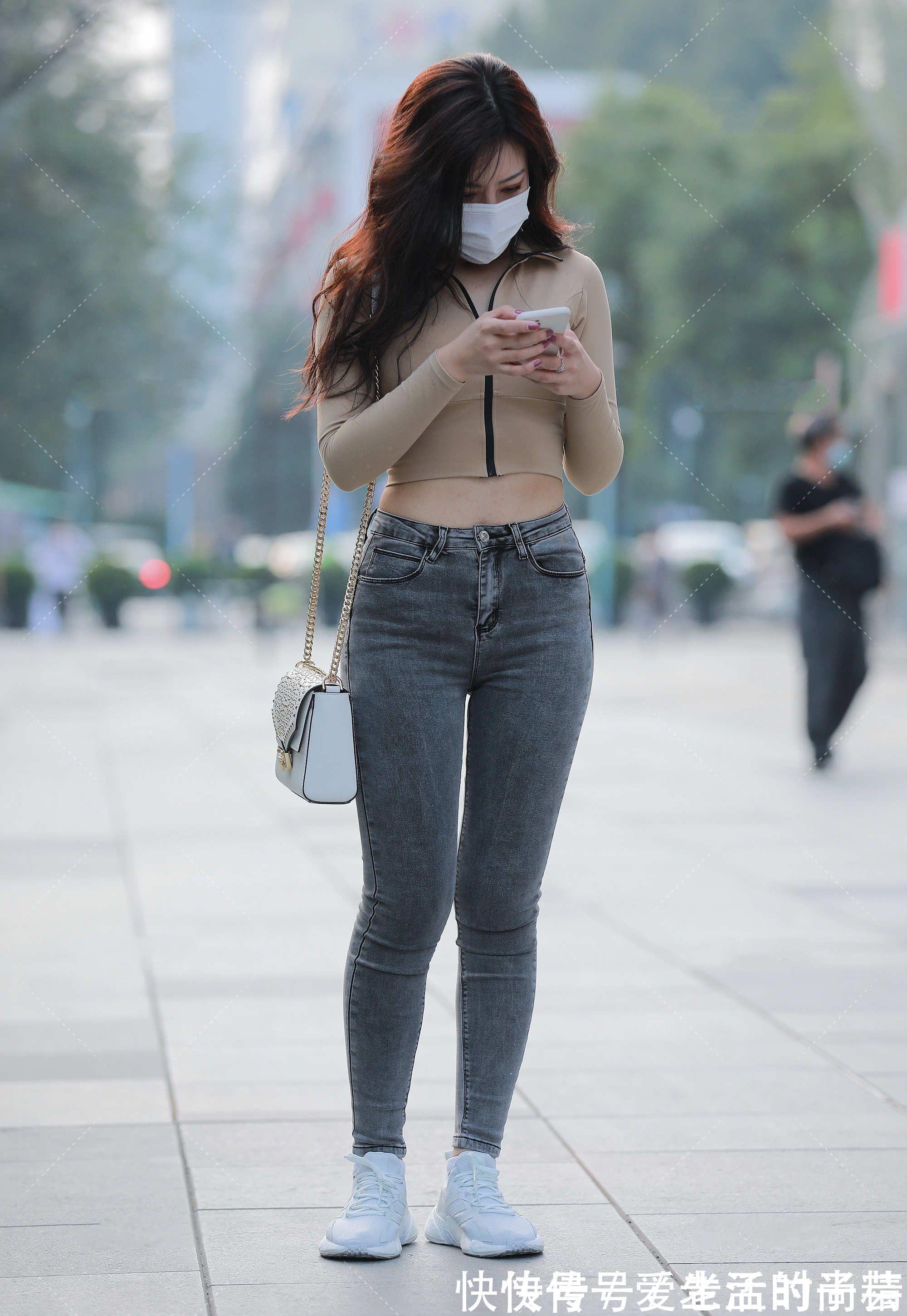 针织衫 浅色系短款修身针织衫上衣搭配深色系牛仔裤,显高显瘦,时尚百搭