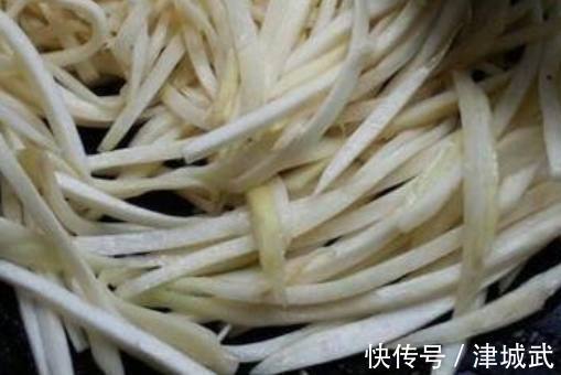 十月最适合吃茭白,配点牛肉丝一起炒,家常美味,吃两碗饭都不够