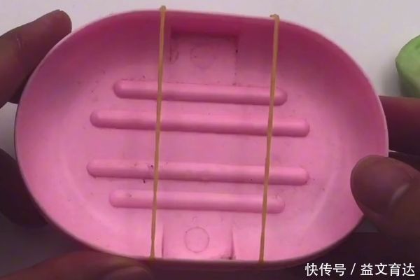 香皂盒上绑两根橡皮筋,作用真是太厉害了,解决了很多家庭的困扰