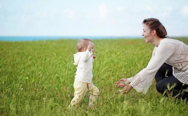 平衡力|别牵着宝宝的手学走路,累人又伤娃,正确的学走路方式是先爬后走