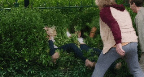 |搞笑GIF：都这时候了还看什么看 赶紧来救我啊，真装不下去了