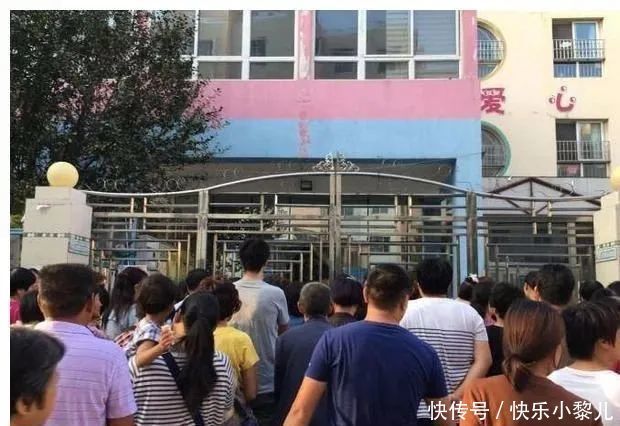 位宝妈|“睡衣妈妈”火了,穿睡衣接娃被吐槽,孩子:太丢人