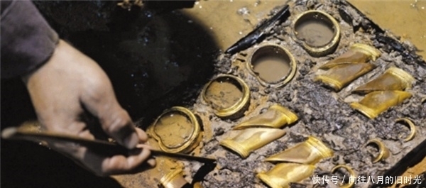 老农|老农挖井挖出120斤“金饼”,专家劝其上交后,称:还差200吨