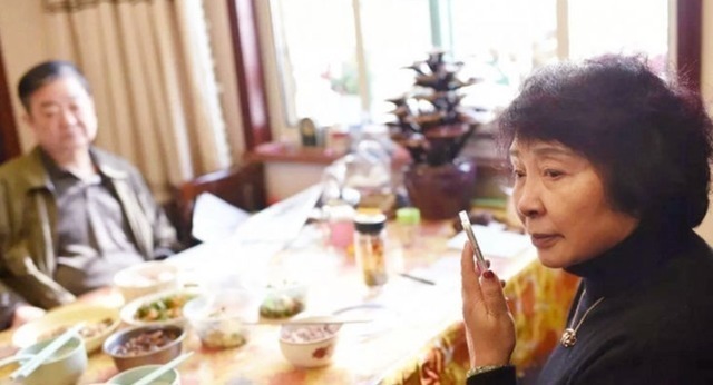 试管婴儿|60岁高龄产妇冒死产下双胞胎,如今生活凄惨、家徒四壁,值得吗