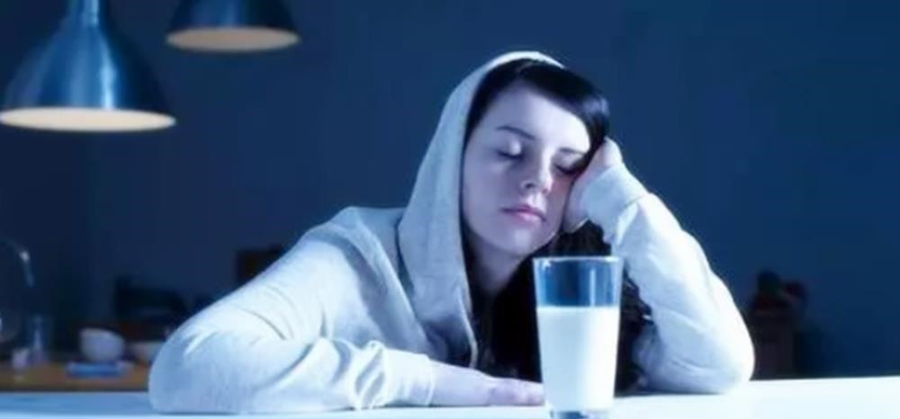 睡前|坚持睡前喝牛奶3年,10岁男孩身高只有1米1,医生:喝奶时间不对