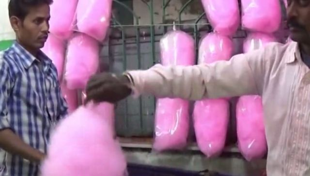 中国棉花糖走红印度,一支做得超级大,当地人大人小孩都爱吃