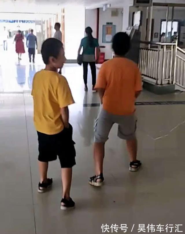 药力|兄弟俩一同做“羞羞”的手术,术后走出六亲不认的步伐,妈妈笑翻