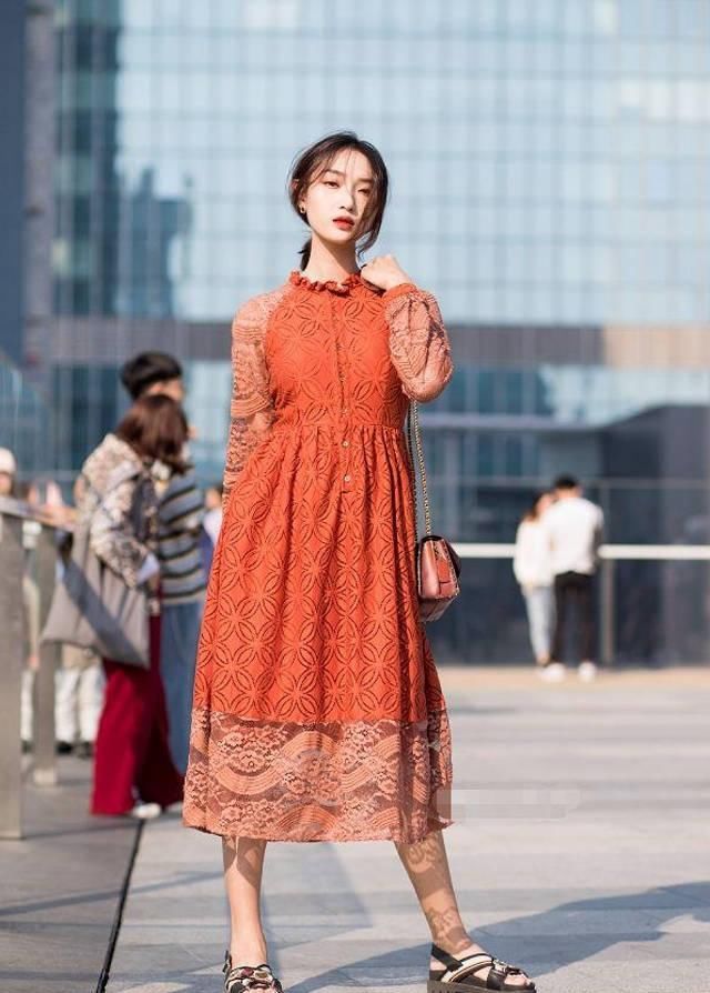 路人街拍,小姐姐很有甜美范,配上一双凉鞋,女神气质满满啊