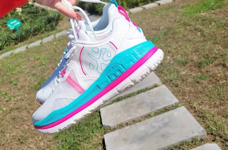 跑步 减缓冲击、低落差、耐磨损、超轻量,这双跑鞋才不到五百块?