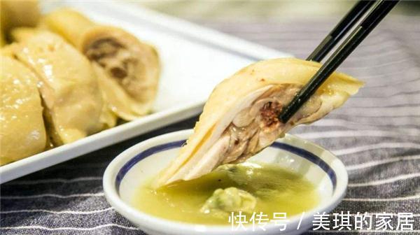 肉质|煮白切鸡时,掌握这个关键步奏,鸡肉又香又嫩,不腥不柴味道鲜