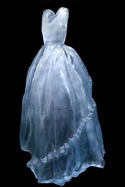 时装秀|艺术家用500斤玻璃做出重磅婚纱，惊艳时装秀，网友吐槽透明的怎么穿