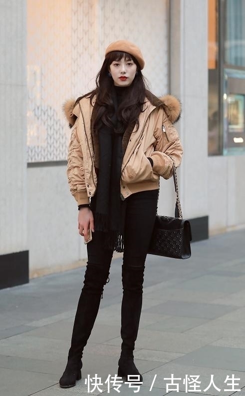 拥有“细腰”的年轻女孩，穿衣有范，咋看都让人觉得很羡慕！