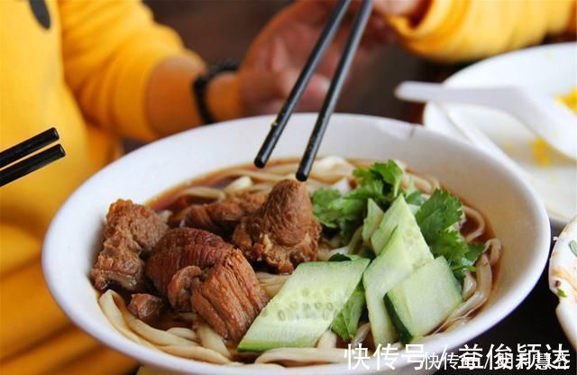 父母|一碗“毒面条”害了很多孩子,父母却洋洋得意,毫不自知反省