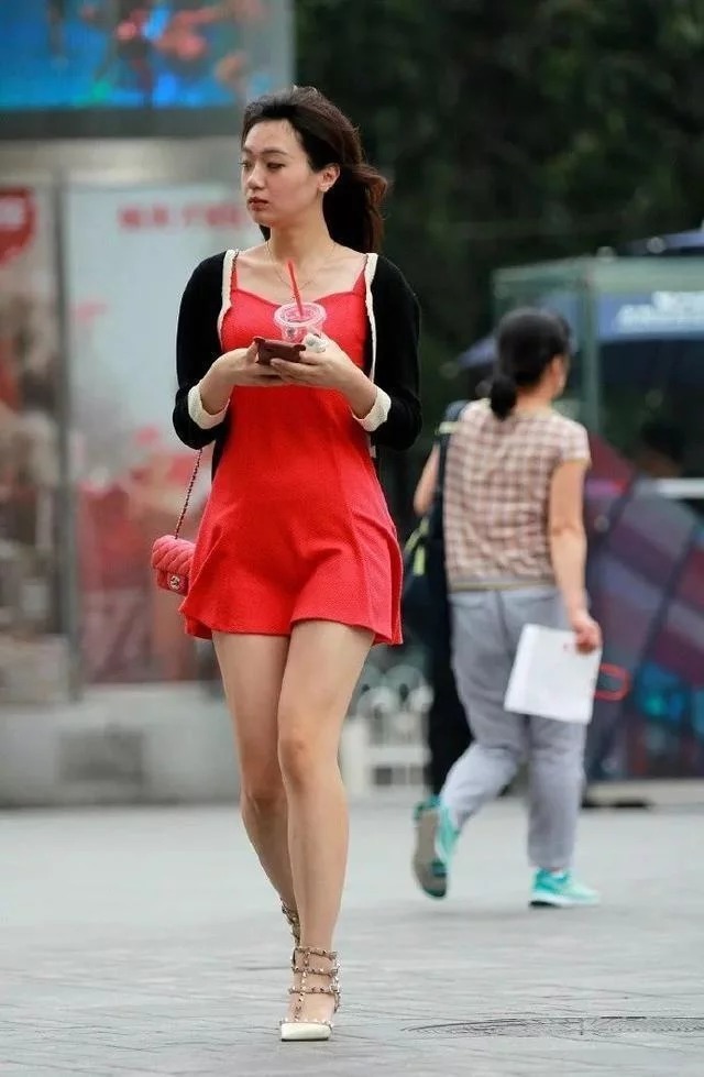 街拍:端庄文雅的气质小姐姐,美感大方给人潇洒自若的感觉