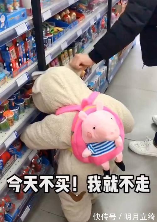 玩具|宝宝逛超市在玩具区撒泼,被爸爸“无情”拎走,网友糟老头真坏