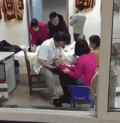 |搞笑GIF段子:家里的蚊帐都快被这傻狗的玩坏了