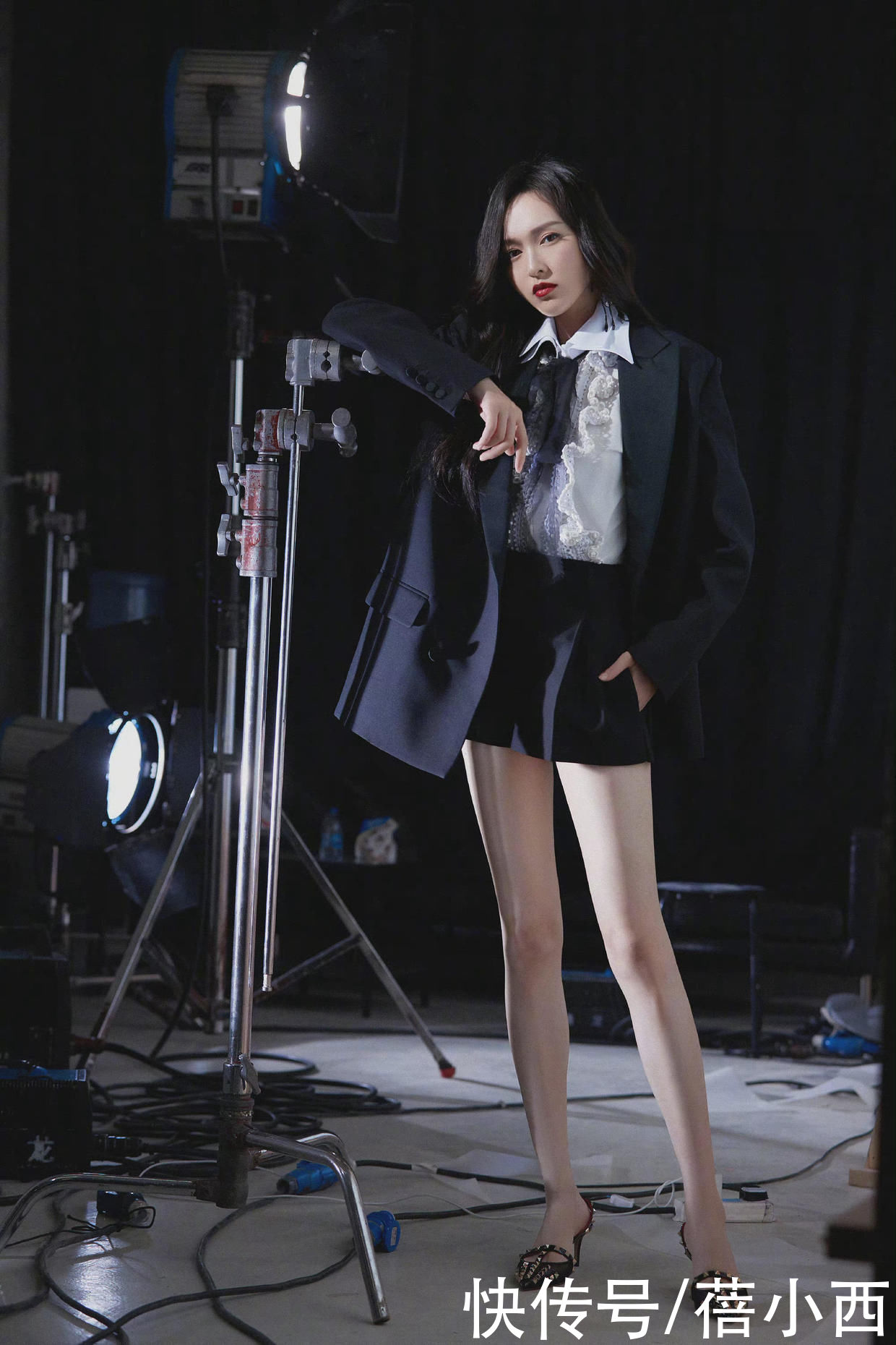 穿搭|58岁毛阿敏越老越时髦，穿白衬衫配牛仔裤走机场，170身材太出挑