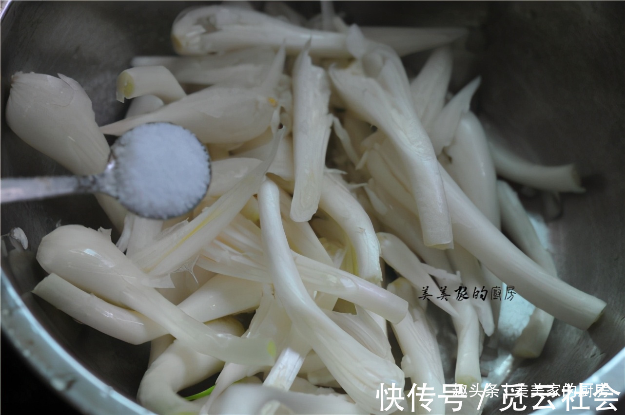 集市上碰到此物别手软，一次买10斤，拌一拌就能吃，爽脆开胃！