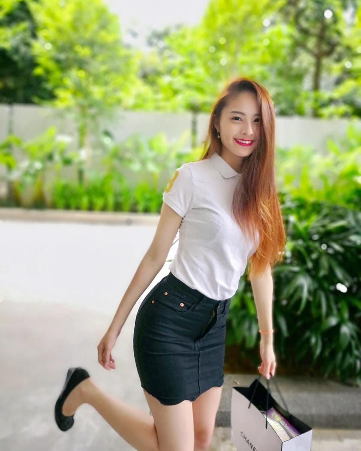 美女|长发披肩的美女，身材苗条有致，好像美腿也太细了