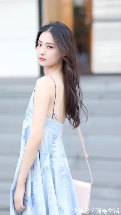 气质|小姐姐一袭蓝色仙女裙，气质清纯如初恋，肤白貌美超吸睛