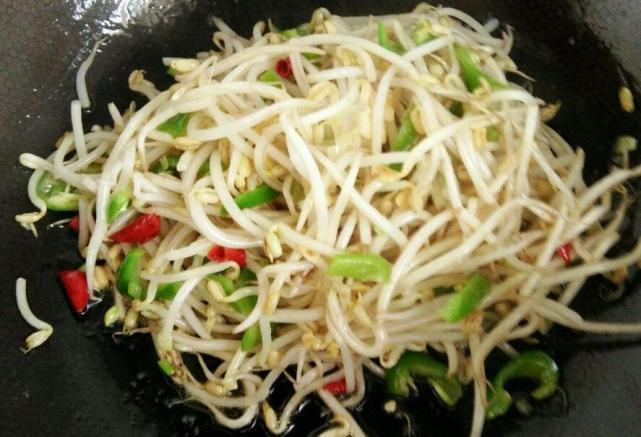 锅里|炒“豆芽”时到底焯不焯水,许多人做错了,难怪豆芽不脆爽!