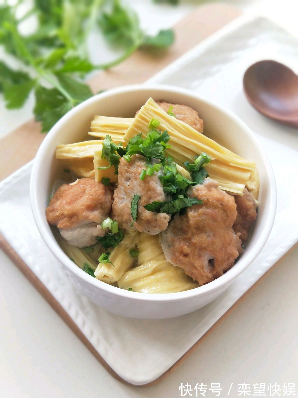 绞肉机|肉丸和腐竹一起焖煮,鲜美下饭,做法简单,豆香味浓郁,很好吃