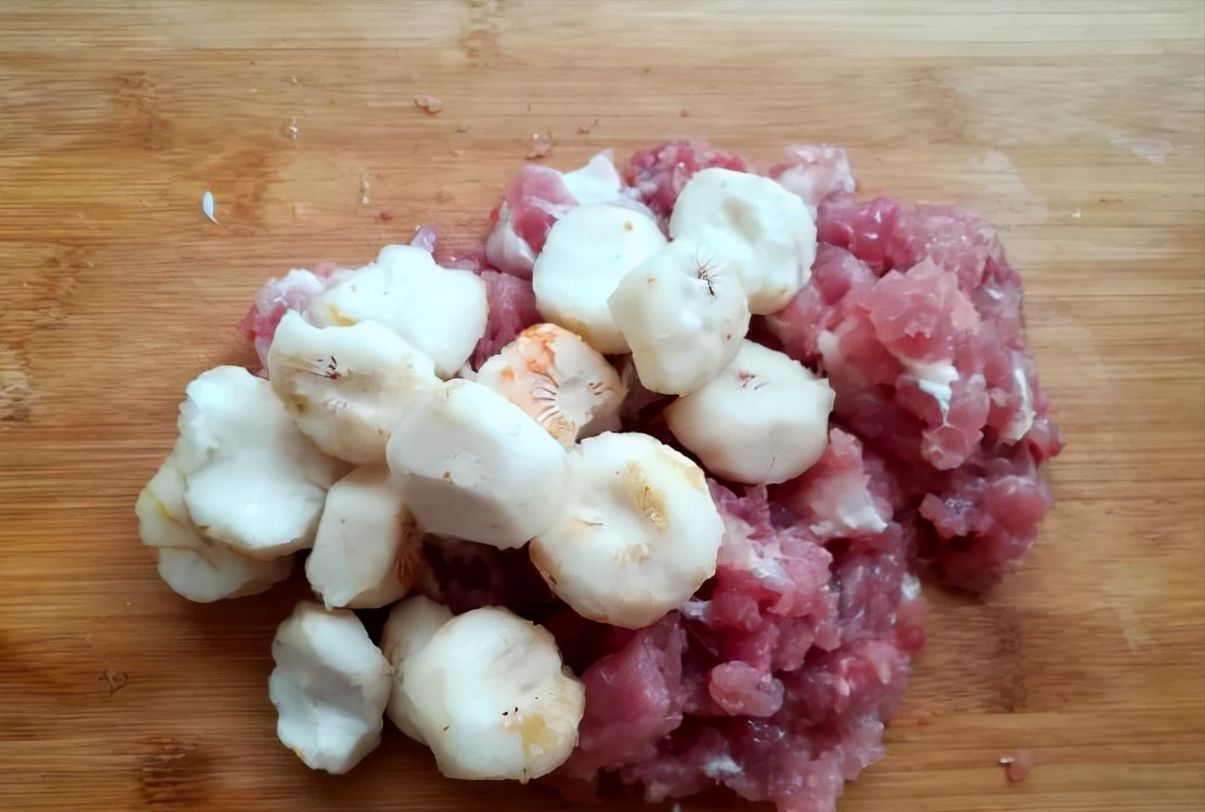 西兰花|这种水果2块钱1斤,猪肉加它做丸子,清甜爽口不油腻,越吃越香