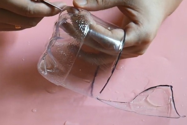 塑料瓶剪几刀套在水龙头上,全家人都要抢着用,真的太棒了!