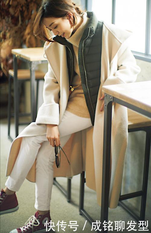 初春裤子别买太多，学习小白裤的“一裤多穿法”，清爽百搭又高级