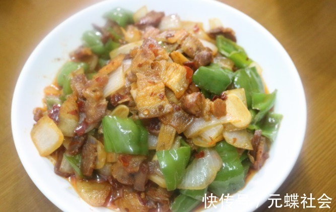 一家三口的午餐,4个菜,一碗米饭,满满的都是幸福幸福的味道!