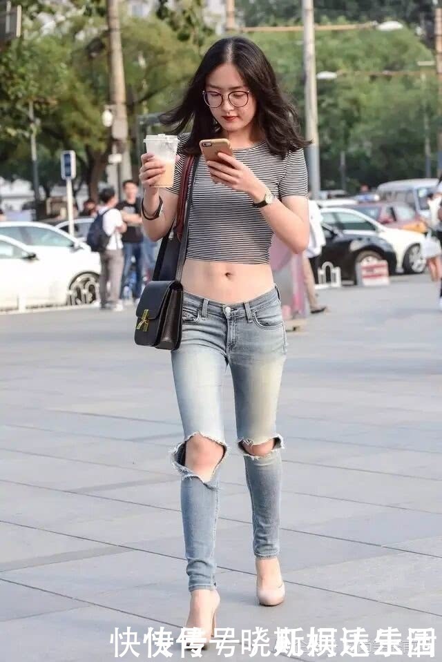 见过大场面的女人，牛仔裤从不搭小白鞋，跟着穿时髦又减龄！