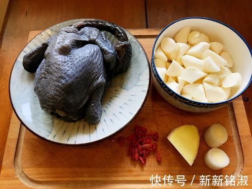 山药和它是绝配，简单炖一炖，气血双补，营养极高，脸色更红润