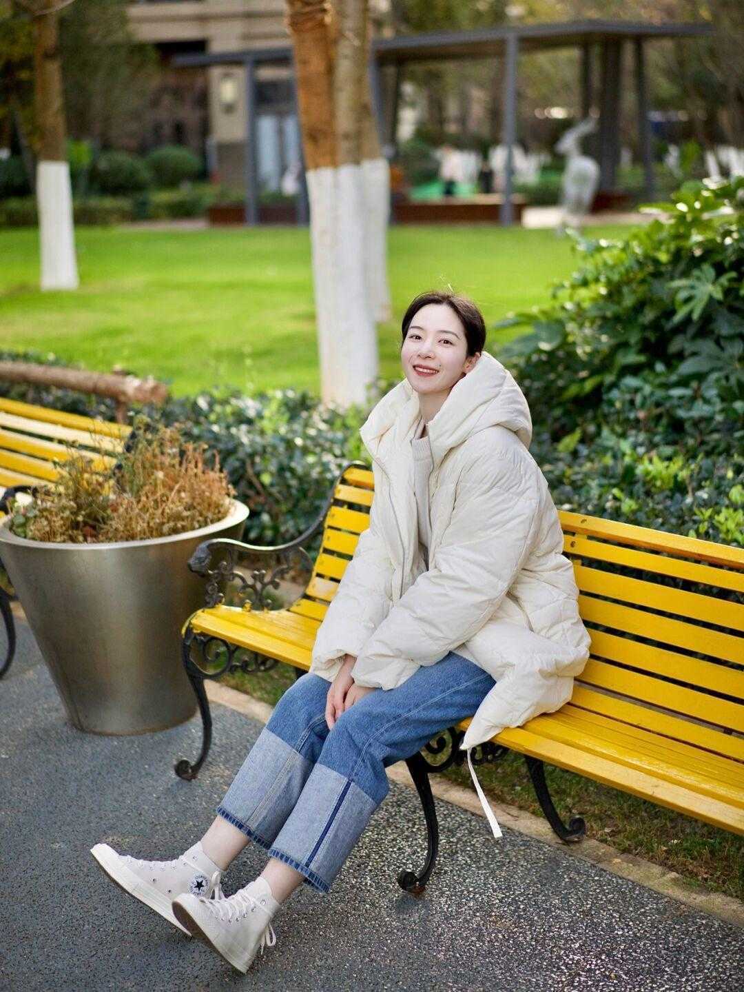 羽绒服 爱美的女人穿羽绒服不配打底裤,这些裤子更时髦个性,你有几条?