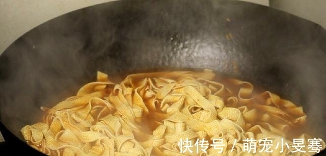 特色|豆腐皮别炒着吃了,教你一个特色做法,香辣美味,比吃肉还过瘾