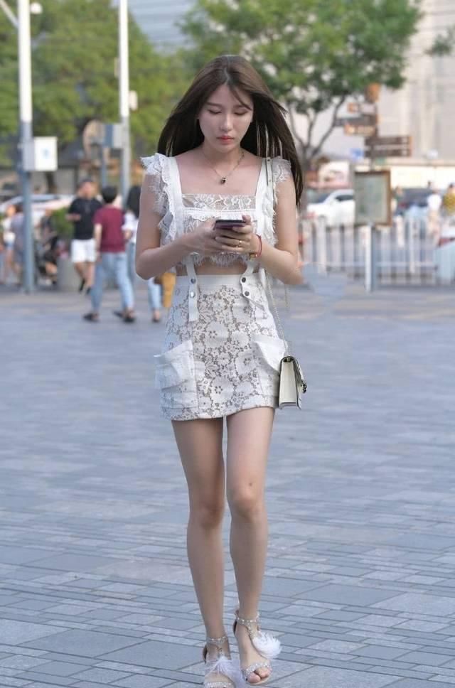 街拍美女：一袭束腰白裙，清凉自信，亭亭玉立
