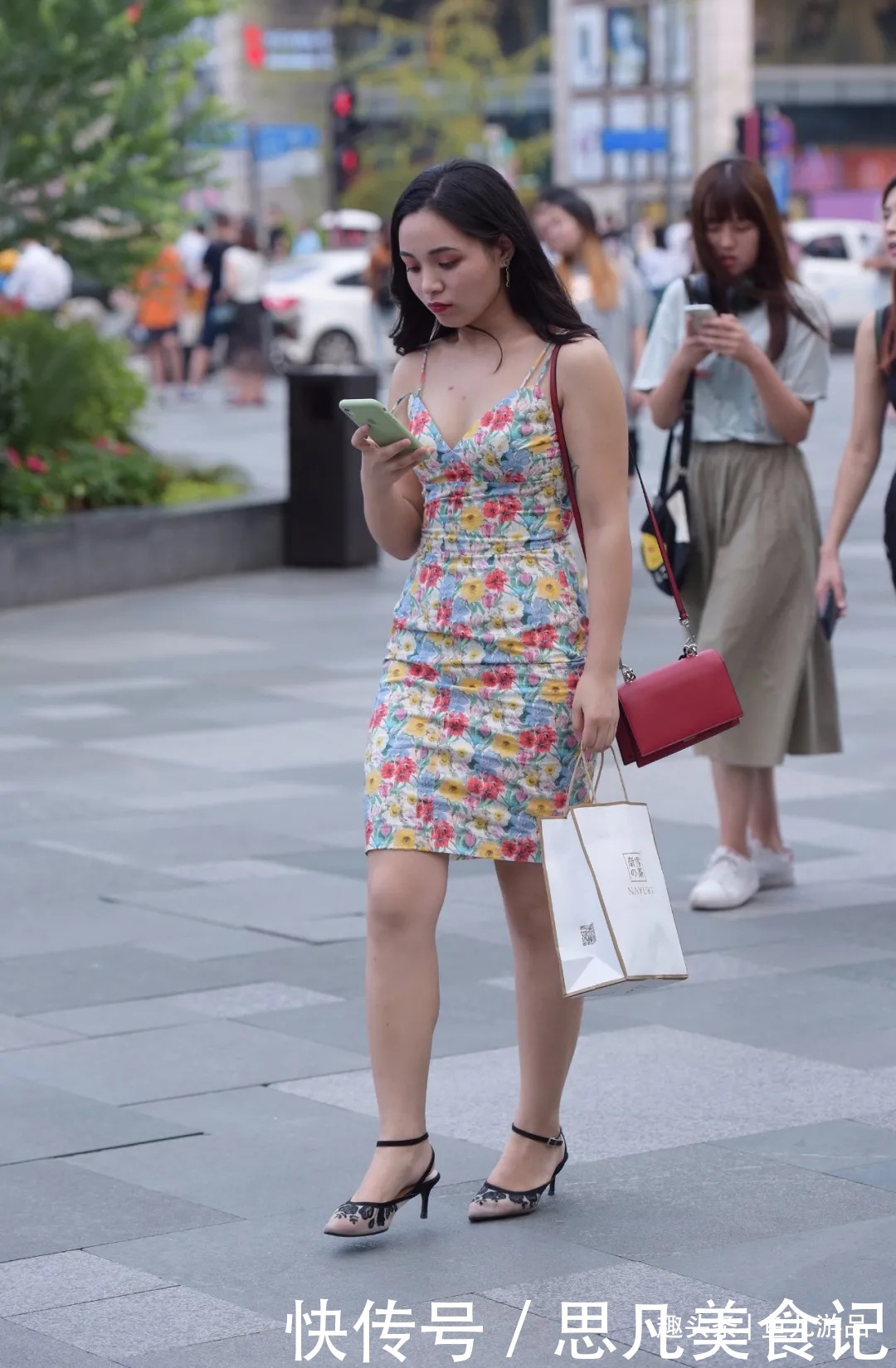 美女|街拍：红黄蓝三色放在美女吊带连衣裙中，花朵图案格外吸睛