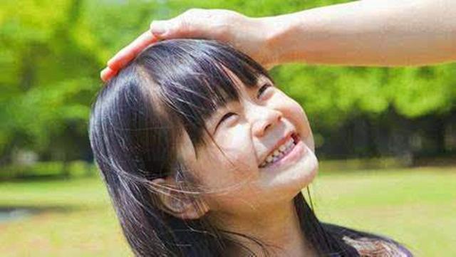 妞妞|爸爸拔完火罐回到家,下一秒女儿的这一举动,网友直呼:太有才