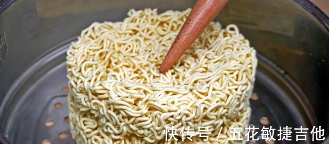 一包几块钱的方便面原来还可以这样吃,出锅比煮着吃有嚼劲多了!