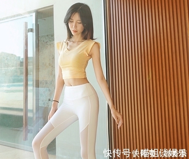 性感 紧身打底裤的美,一定需要性感身材的衬托,才能搭配出完美