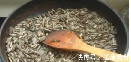 一种“天然油脂”扔盆里,君子兰翠绿易爆盆,3年盆土不板结