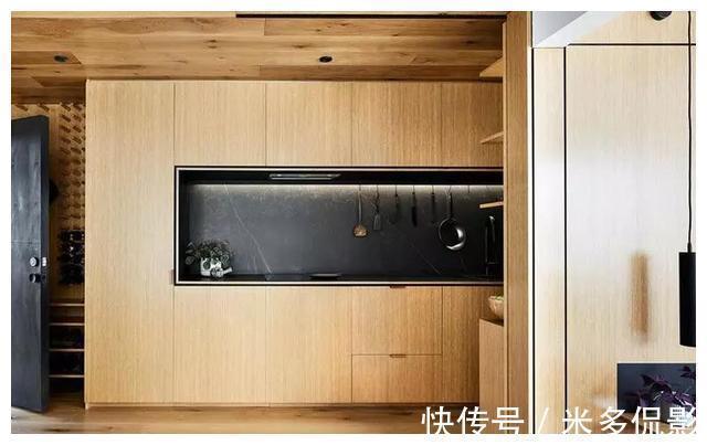 玄关|35㎡小公寓,用自行车做背景墙,躺在书柜上就能晒太阳,好惬意!