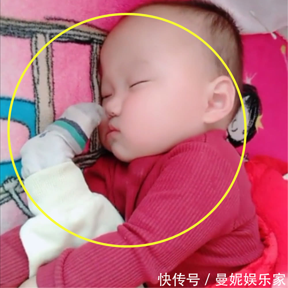 爸爸|妈妈给爸爸发视频,直呼宝宝在练杂技,掀开被子后笑喷了