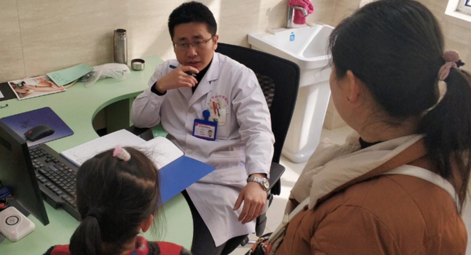 b4岁孩子被鱼刺卡喉,妈妈用这个方法'取刺',医生:优秀的父母