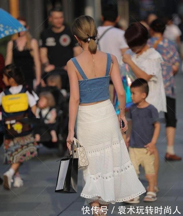 网纱 蓝牛仔背心,搭配白色网纱,变身时尚达人!