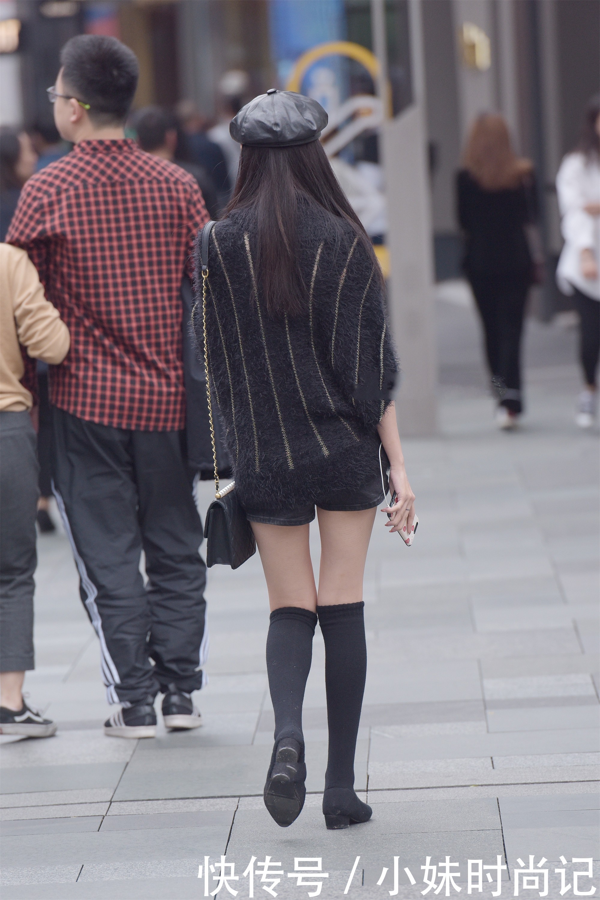 同色|街拍:长款毛衣搭配袜靴, 同色搭配更显高级气质